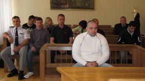 Na zatožni klopi: Leon Podlogar (v ospredju), Janez Schuller (drugi z leve) in B