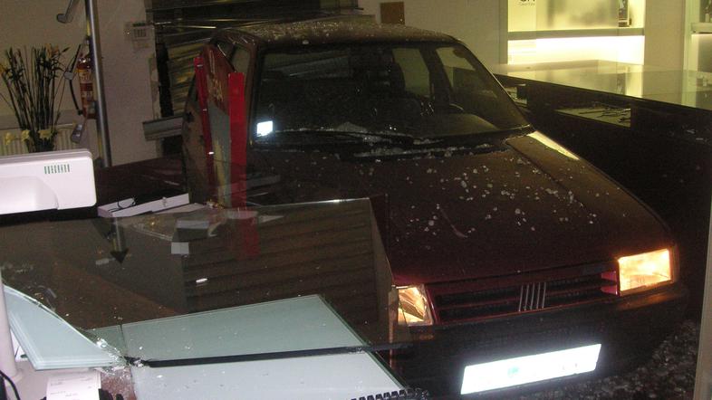 Trgovina z urami na Jurčičevi 8 v Mariboru po vlomu