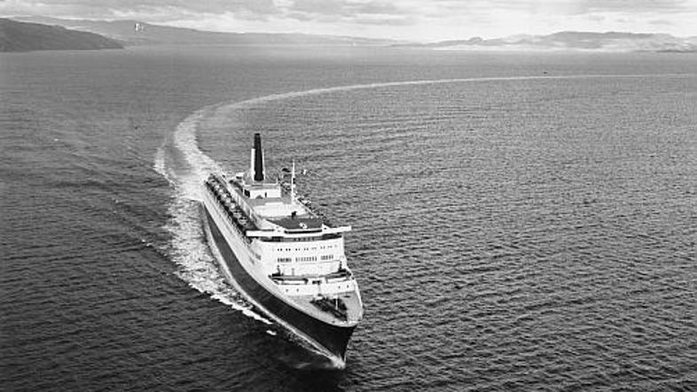 Da se ve, o kateri kraljici Elizabeti je govora, se dvojka pri ladji zapisuje z 