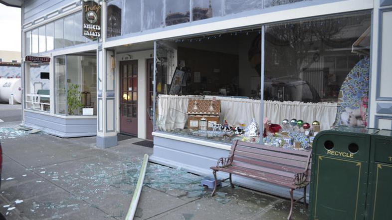 V potresu so bila poškodovana številne izložbe. (Foto: EPA)