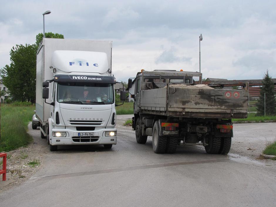 Zahodna dovozna cesta je precej zdelana, še posebno v dvojnem ovinku, takoj po Å | Avtor: Žurnal24 main