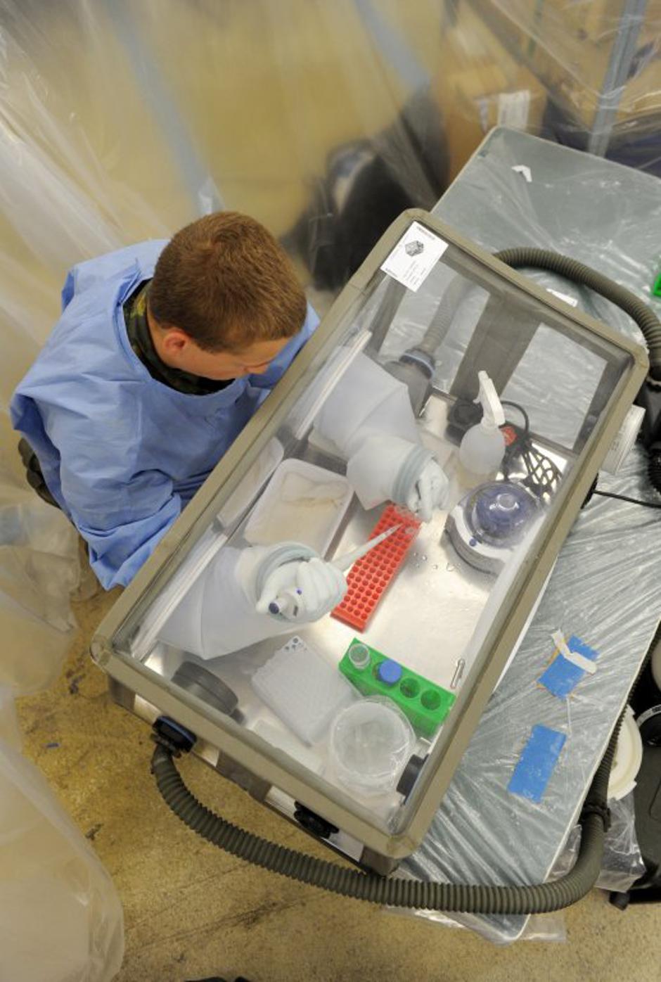 Inženir v laboratoriju | Avtor: EPA