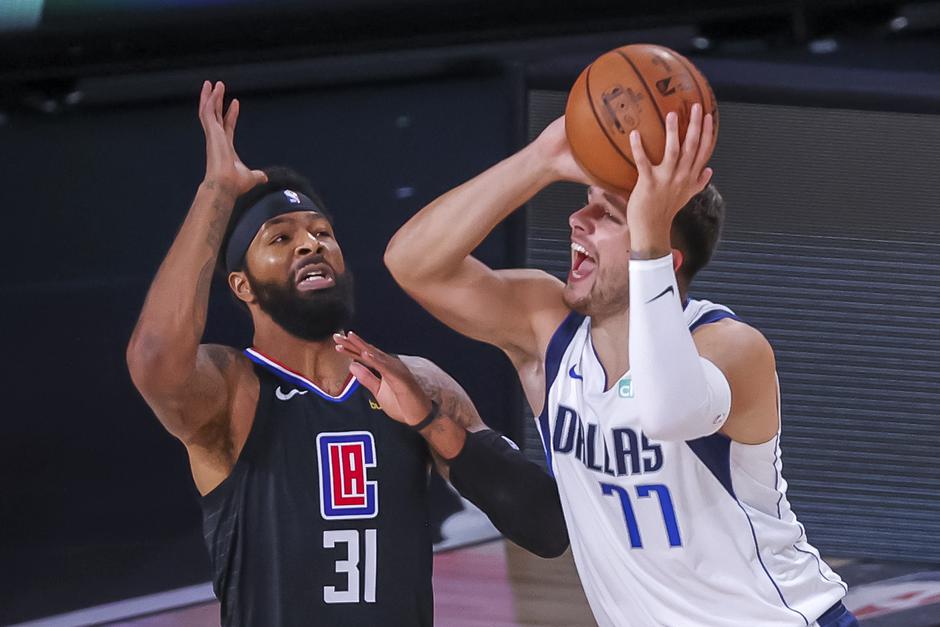 Marcus Morris vs Luka Dončić | Avtor: Epa