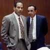 Robert Shapiro (desno) je leta 1995 pomagal O. J. Simpsonu (levo), ki je bil osu
