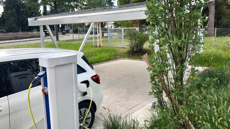 e-avto in sončna elektrarna | Avtor: Profimedia