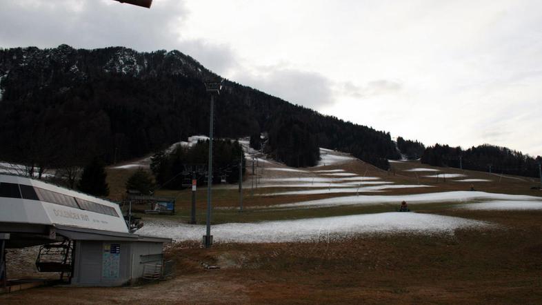 Včeraj zjutraj so v Kranjski Gori začeli umetno zasneževati. (Foto: Andraž Sodja
