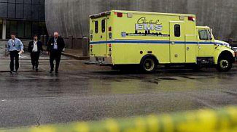 Policija je na prizorišču streljanja našla le še mrtvega strelca, oboroženega z 