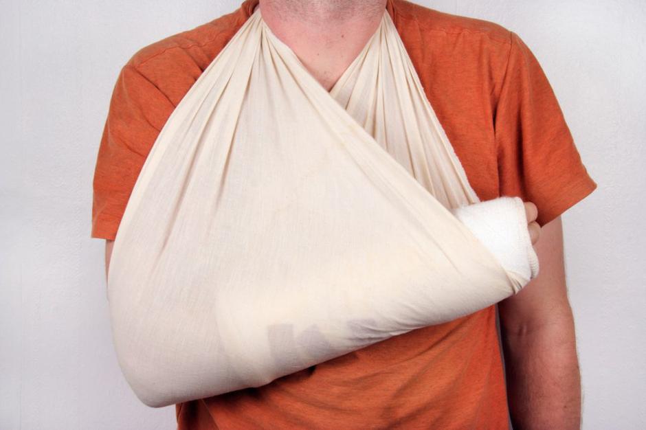 Roka v gipsu | Avtor: Profimedias