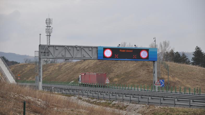  Zaprta hitra cesta čez Rebrnice