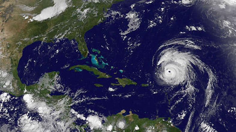 Posnetek orkana Billa, ki se bliža Bermudom.