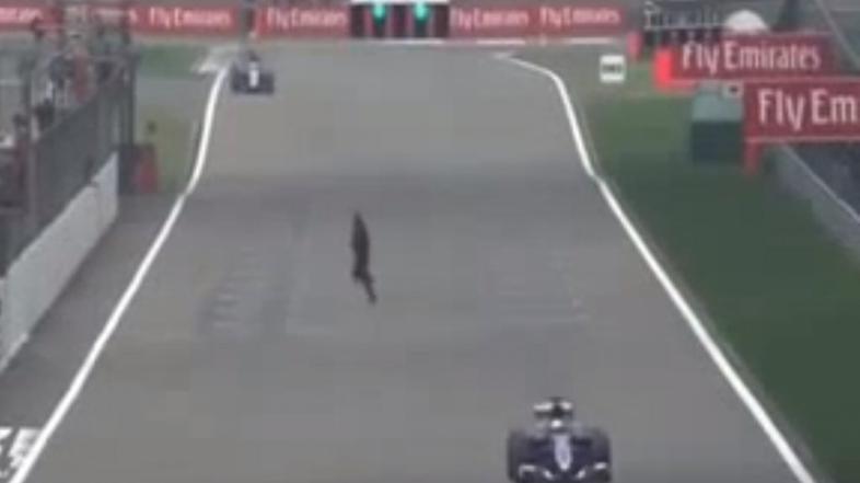 moški teče čez progo formule 1