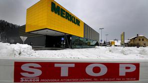 Nekateri zaposleni bodo namesto v pisarnah ali skladiščih v Naklem zdaj delali v