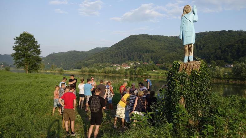 Melania lesena skulptura Sevnica