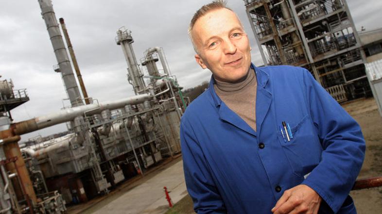 Vladimir Penko, kontrolor procesa v Kemiplasu, se je v petek popoldne veselil za