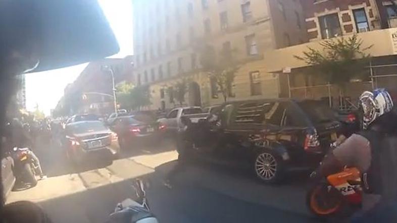 Motoristi napadejo voznika suva