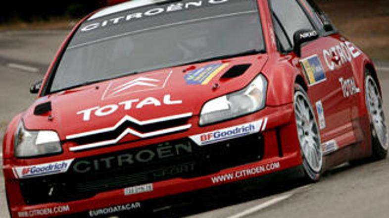 Sebastien Loeb je s Citroenom skočil na prvo mesto.
