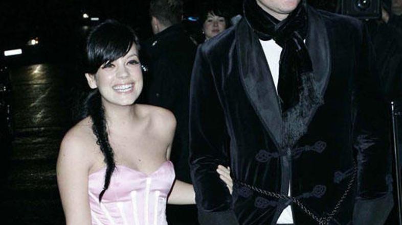 Lily in Ed obkrožena z družino in prijatelji prebolevata izgubo nerojenega otrok