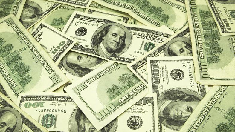 Ljubljančana sta z računalnikom natisnila več vzorcev bankovcev za 100 dolarjev.