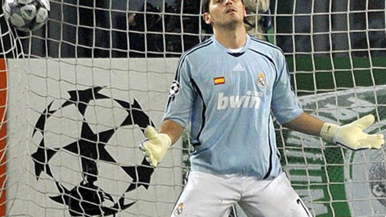 28-letni Iker Casillas barve članske ekipe Real Madrida brani od leta 1998.