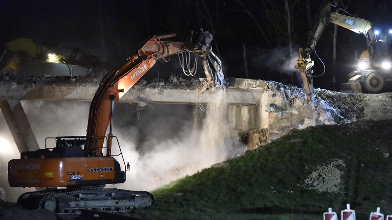 Gradnja na cesti, fotografija je simbolična