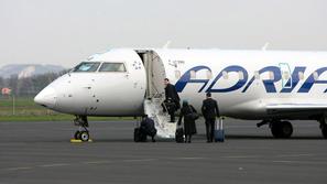 Do okvare je prišlo na letalu CRJ200. (Foto: Nino Verdnik)