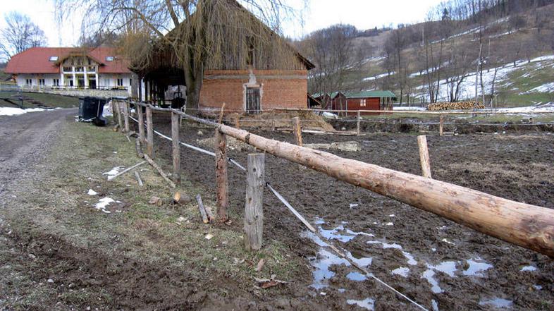 Blatna okolica Sončkove kmetije na Vrtičah je ob našem obisku samevala, saj so b