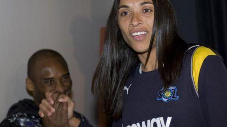 Kobe Bryant je spreten tudi z nogami.