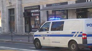 Policija pred Šubičevo gimnazijo