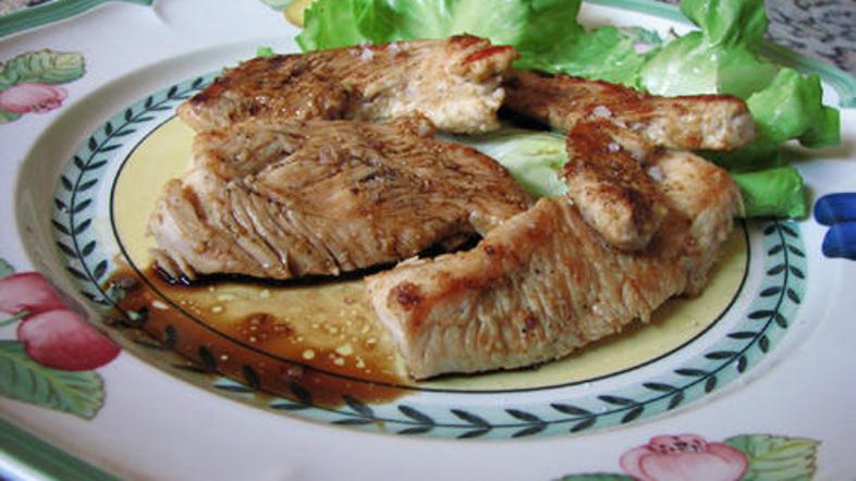 Posujte z zrnato soljo, ki bo puranu dodala poseben okus.