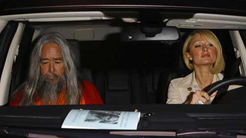 Osebni guru je bil v resnici igralec, ki je delal po naročilu Ashtona Kutcherja.