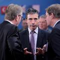 Generalni sekretar zveze Nato Anders Fogh Rasmussen (na sredini) (Foto: EPA)