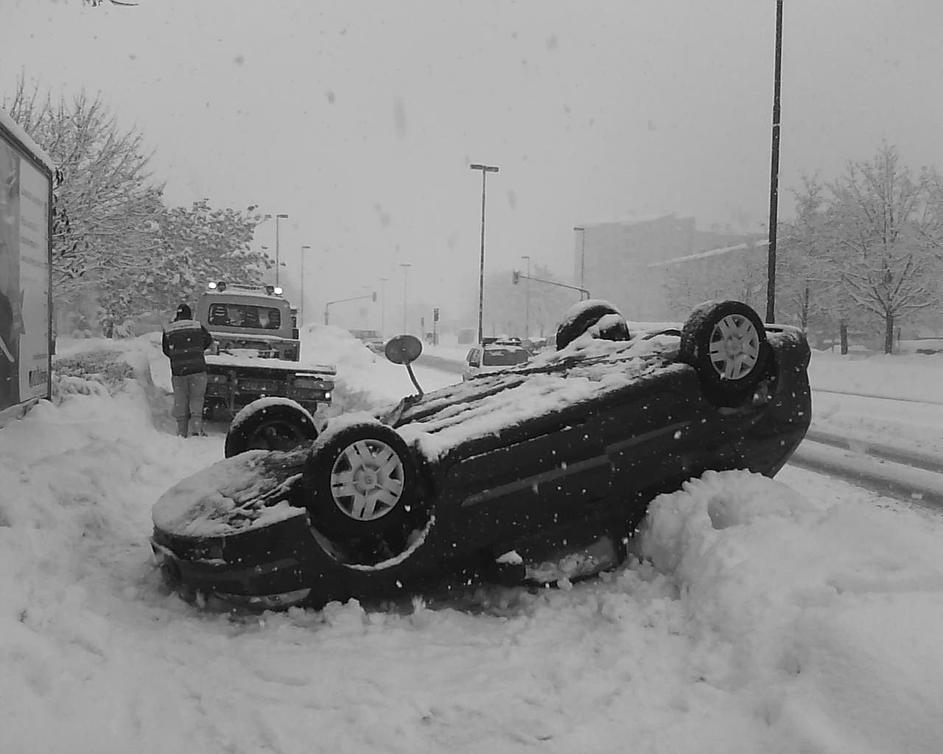 Zaloška cesta prevrnjen avtomobil sneg