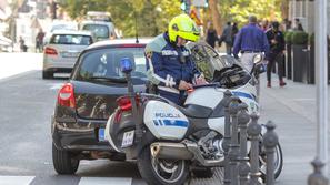policist na motorju
