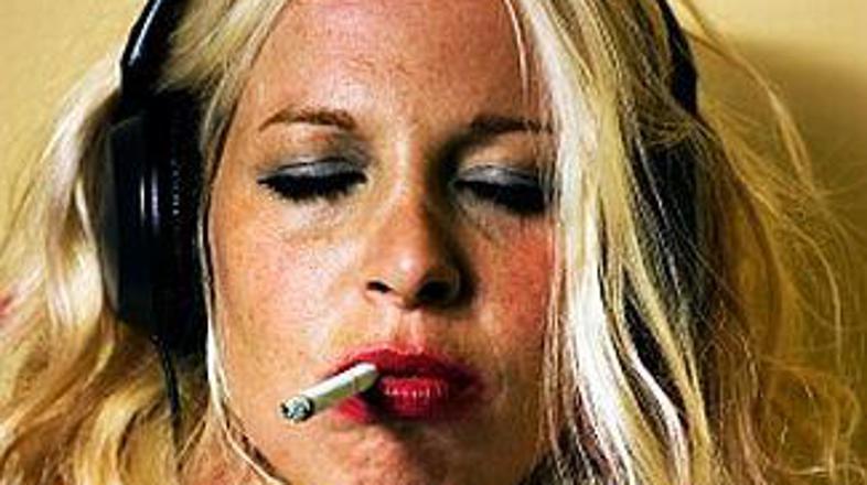 Sluh je dvakratno ogrožen.