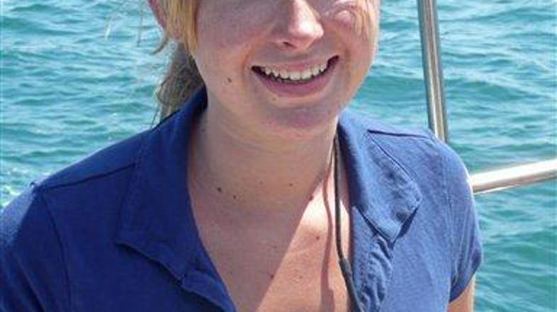 Abby na svoji jadrnici. (Foto: CNN)