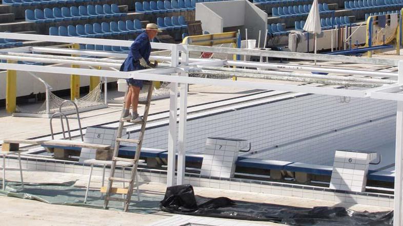 Turistov še ni, a tudi turistični delavci še niso pripravljeni. Vode v bazenih i