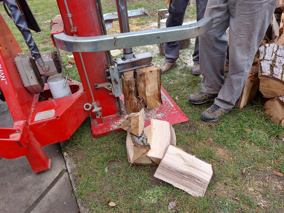 Sekanje drv, drva | Avtor: M. Ha.