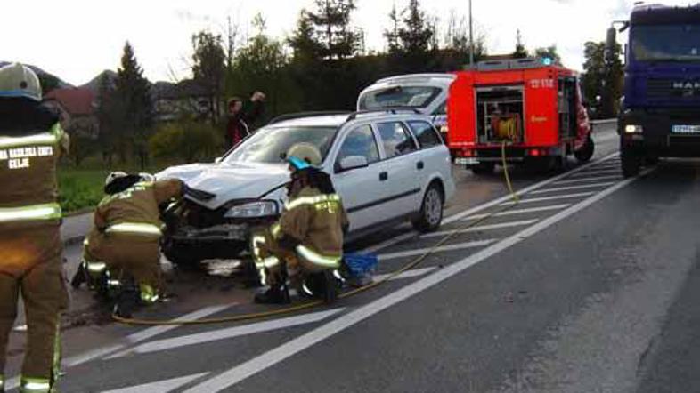 Gasilci so nevarne snovi odstranili s pomočjo absorcijskih sredstev.