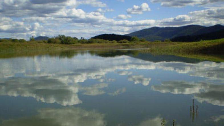 Policisti svetujejo, naj se kopamo le na urejenih kopališčih.