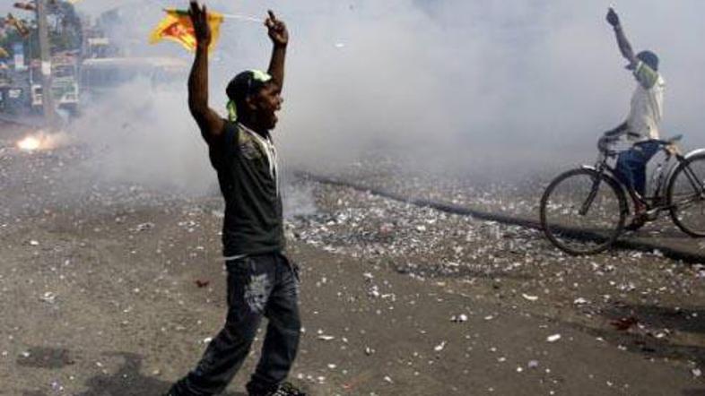 Šrilanski prebivalci se veselijo, da je vojska premagala tamilske upornike.