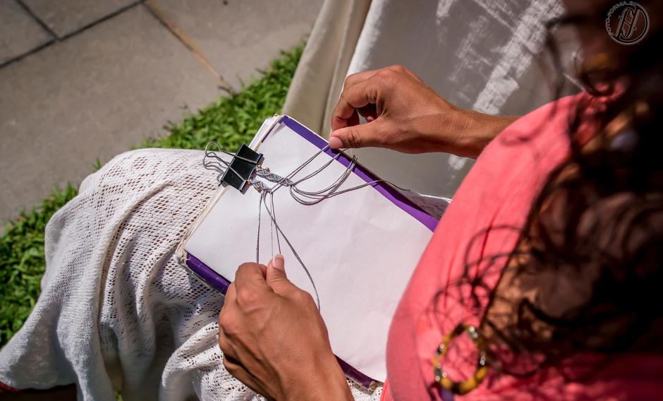 Katja Bubnič ustvarja makrame in zateguje vozel | Avtor: Katja Bubnič