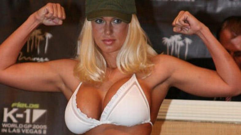 LaTasha Marzola je poziranje zamenjala za ring.