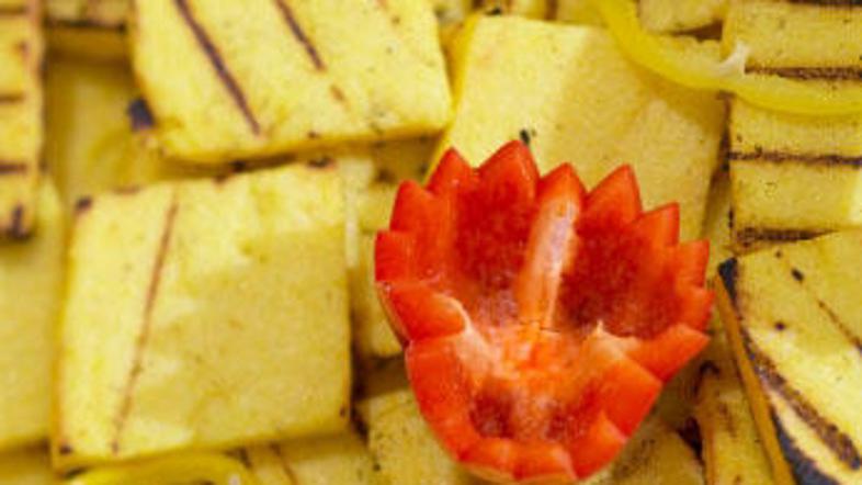 Ohlajeno polento lahko namesto v pečici popečete tudi na žaru.