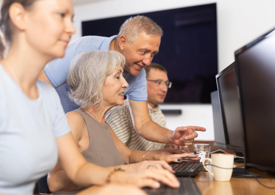 Starejša ženska se uči za računalnikom | Avtor: Profimedia