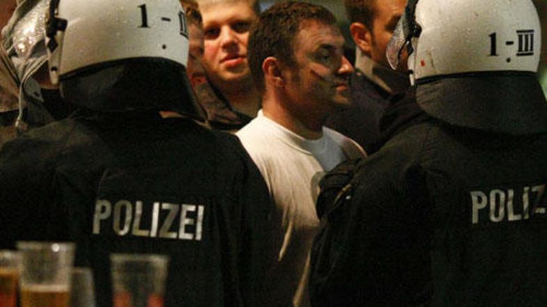 V Celovcu so imeli policisti že prvi dan polne roke dela.