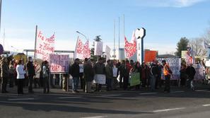 Kemiplas od KS Dekani zahteva 50 tisoč evrov, ker so protestniki za krajši čas z