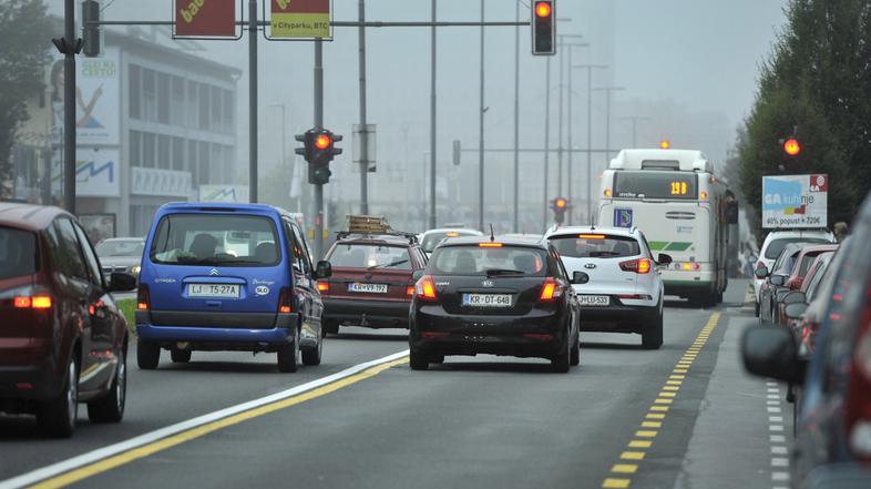 slovenija 01.10.13, promet, kolone, nova prometna ureditev, vozni pas rezerviran