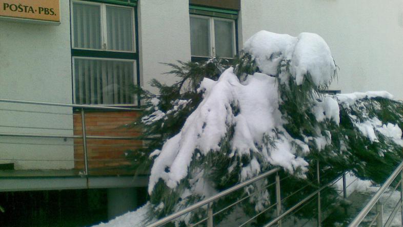 Klančina za invalide pred poštno poslovalnico v Medvodah. (Foto: Bralec Žurnala2