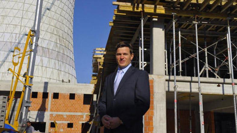 Uroš Rotnik, direktor Teša, pred bodočim telekomunikacijskim centrom in upravno 