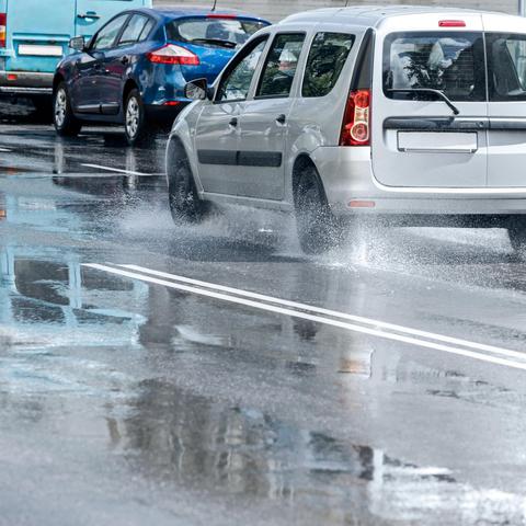 vožnja avtomobila v dežju